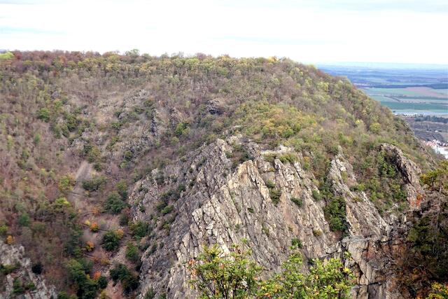 Blick von der La Vierseshöhe ins Bodetal, links im Bild die wegen Steinschlag gesperrte serpentinartige Schurre