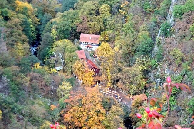 Blick ins herbstliche Bodetal mit der Waldgaststätte  Königsruh bei stärkerem Zoom