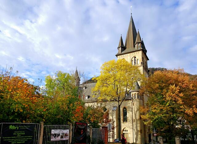 kath. Kirche im herbstlichen Thale