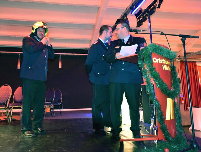 Hier gab es neben der Ehrung auch einen Feuerwehrhelm als Geschenk