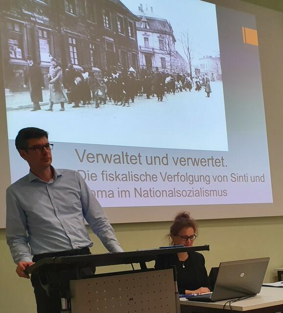 Dr. Jörg Osterloh, wissenschaftlicher Mitarbeiter des Fritz Bauer Institut bei der Begrüßung