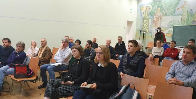 ZuhörerInnen eines beklemmenden Vortrages