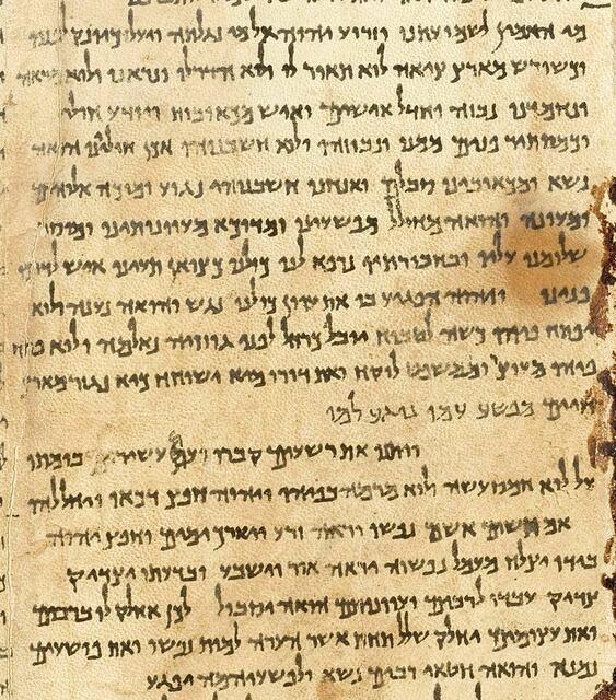 Ausschnitt der Jesajarolle, eine der ältesten und besterhaltenen Bibelhandschriften, ca. 180 v. Chr. > Gemeinfrei > https://de.wikipedia.org/wiki/Bibel#/media/Datei:Great_Isaiah_Scroll_Ch53.jpg | Foto: wie vor