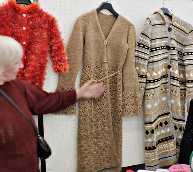 Ein Häckel- und ein Strickkleid.