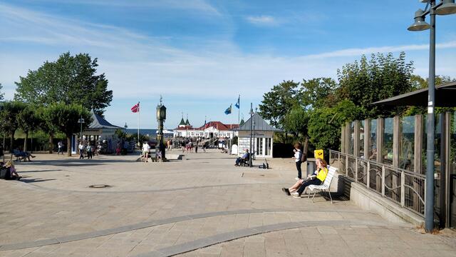 Ein beliebter Treffpunkt, den man selten so leer antrifft. Zwischen der Strandprommenade und der Seebrücke von Ahlbeck steht eine historische Uhr (ein beliebtes Fotoobjekt), die zu Beginn des 20. Jahrhunderts von einem Kurgast gespendet wurde.