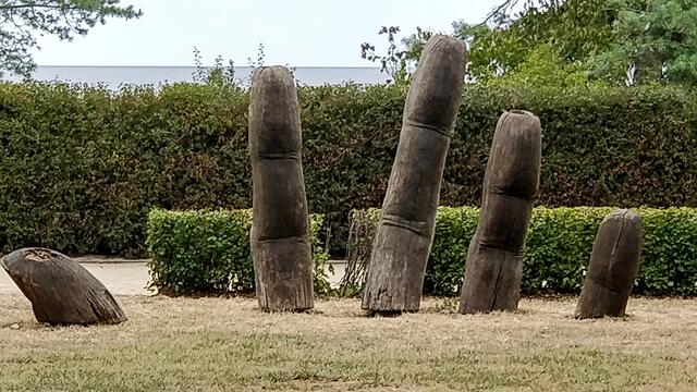 An dieser Holzskulptur (Smartphonebild) läuf niemand vorbei ohne sich seine eigenen Gedanken zu machen. Wie ich feststellen musste, war ich in diesem Jahr nicht die einzige Myheimatlerin auf Usedom. Wer weiß in welchem Ort wir dieses eigenwillige Kunstwerk finden und in wessen myheimat-Beitrag die Hand ebenfalls "auftaucht"?