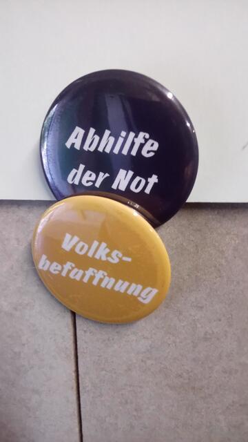 Button beim Friedhof der Märzgefallenen. Die Bundesregierung hat gerade das Waffenrecht verschäft!