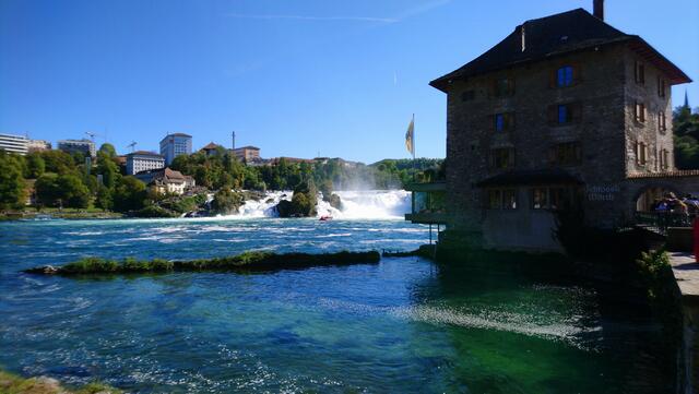 Hier befindet sich eine Gaststätte mit teilweisem Blick auf den Rheinfall.