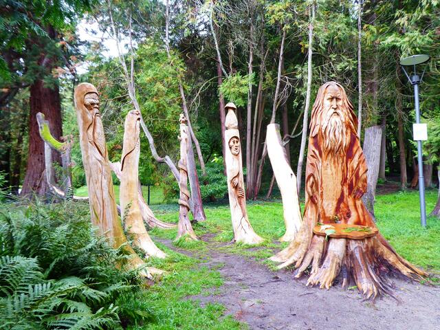 Grimmige Gestalten aus Holz