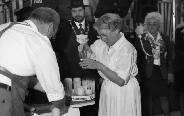 Schützenfest 1993: Fassanstich durch die Bezirksbürgermeisterin Inge Meier