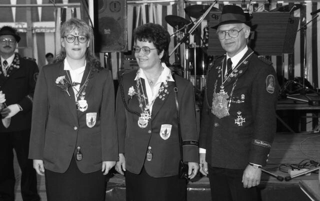 Die Döhrener Schützenmajestäten des Jahres 1993: v.l.: Jugendkönigin  Susanne Maurer, Damenkönigin  Rita Krause und Schützenkönig Hans-Jürgen Torney.