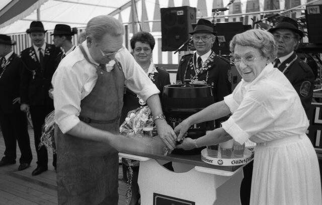 Schützenfest 1993: Fassanstich durch die Bezirksbürgermeisterin Inge Meier