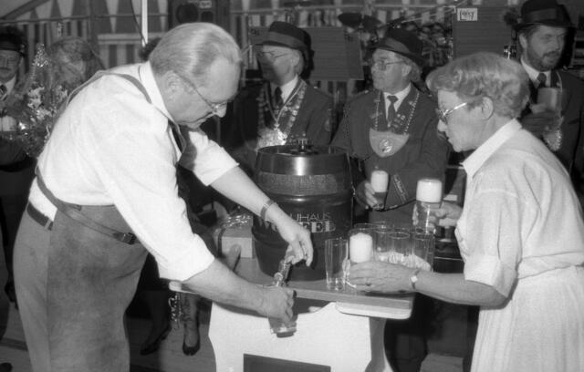 Schützenfest 1993: Fassanstich durch die Bezirksbürgermeisterin Inge Meier