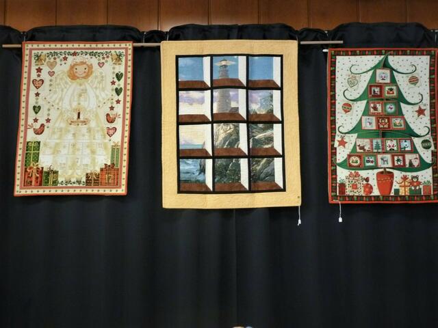 Immerwährende Adventskalender rahmen den Ausblick auf den Leuchtturm ein