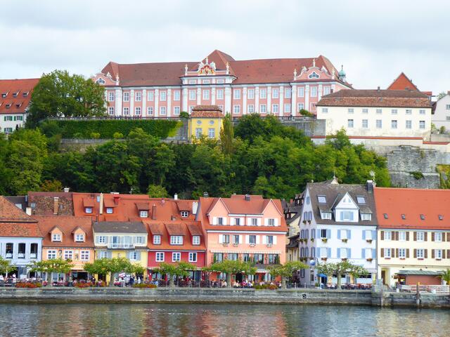 Hier ist das Schloss mit seiner Gartenterrasse gut zu sehen. An der Promenade reihen sich die Lokale aneinander.