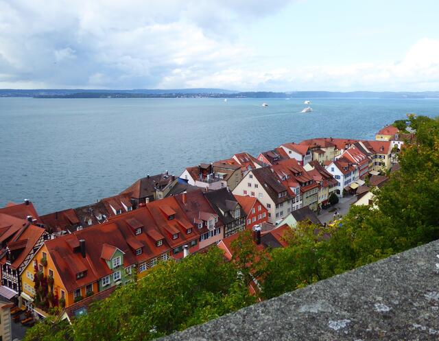 Blick von der Schlossterrasse hinunter auf die Unterstadt: Links im Bild ist ein schön bewachsenes Haus zu sehen.