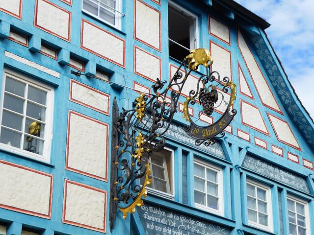 Ungewöhnliches Fachwerkhaus mit Nasenschild in Hagnau