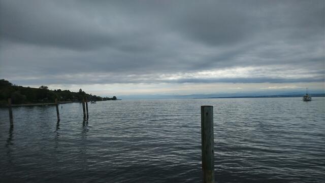 Finsterer Himmel über dem See