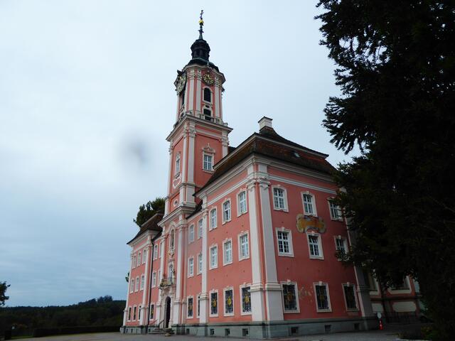 Die Klosterkirche: An der Seite ist die Sonnenuhr zu sehen. Drinnen ist sie wunderschön, aber das Fotografieren ist nicht erwünscht.