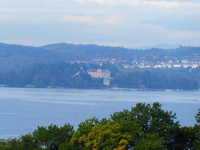 Das Schloss Mainau von einem Wanderweg aus gesehen
