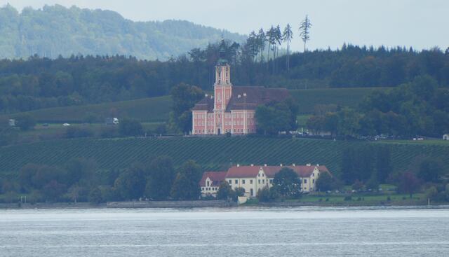 Hier sehen wir vom Schiff aus die Klosterkirche Birnau.