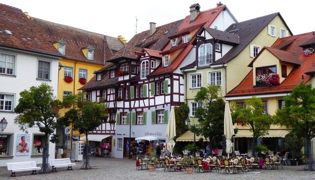 Viele kleine Geschäfte und Straßenlokale beleben das Stadtbild.