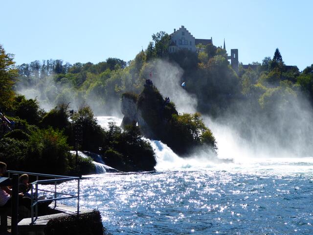 Ein Ausflug in die Schweiz zum Rheinfall von Schaffhausen ist ein großartiges Erlebnis.