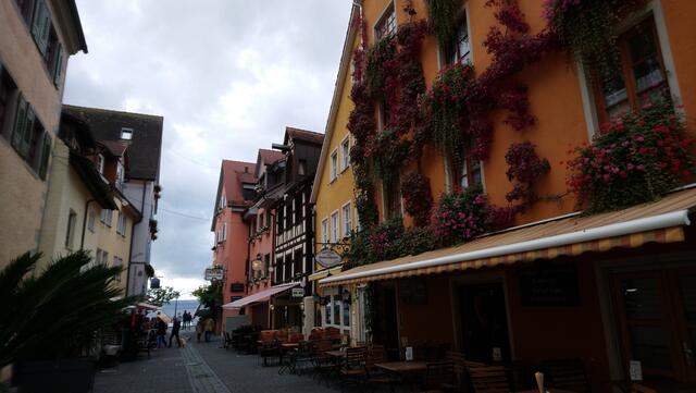 Durch die Gasse geht es direkt zum Seeufer.