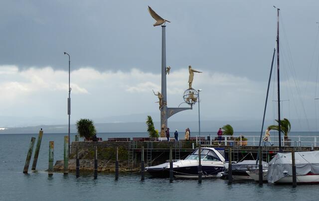 Berühmtes Kunstwerk von Peter Lenk an der Hafenmole (Info nächstes Bild)