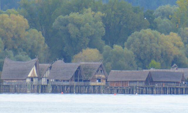 Die Unteruhldinger Pfahlbauten vom Schiff aus gesehen