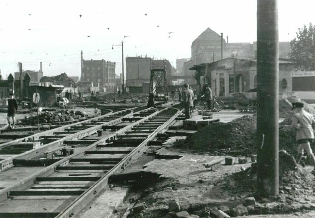Umbau Küchengartenplatz, um 1950, in Blickrichtung Blumenauer Straße mit Mechanische Weberei und Lindener Aktien-Brauerei.