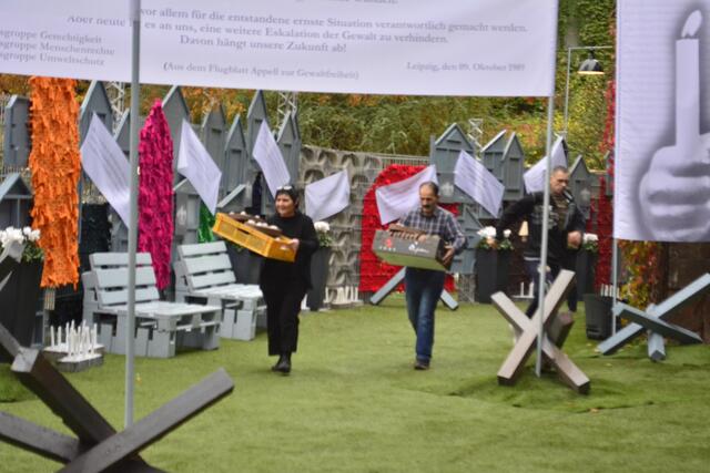 Frau Friedrich, die gute und kreative Seele jeder Ausstellung und Herr Aslan