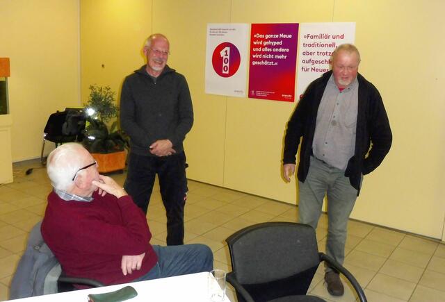 Von links: Alt-Lindener Horst Bohne (hört aufmerksam zu), Referent Michael Jürging (freut sich "diebisch" über den gelungenen Vortrag) und Manfred Wassmann (tänzelt ein wenig).