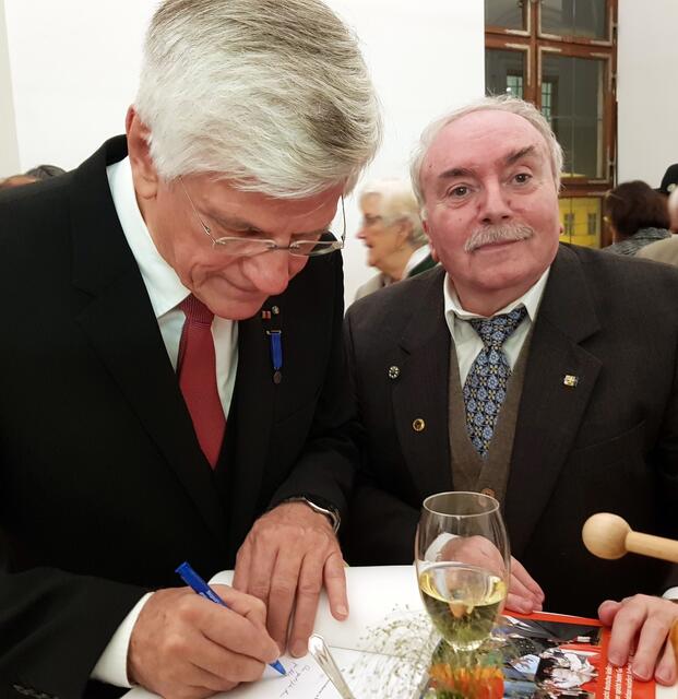 Hier darf der Landesvorsitzende noch eine Signatur in das ausgegebene Jubiläumsbuch schreiben