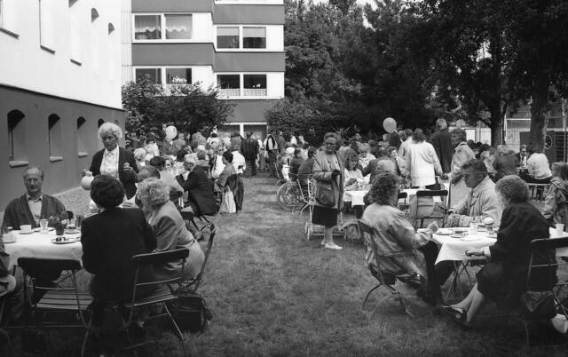 Kaffeegarten am Caritasheim: Pfarrfest zur 100-Jahr-Feier der St. Bernwardkirche in Döhren.