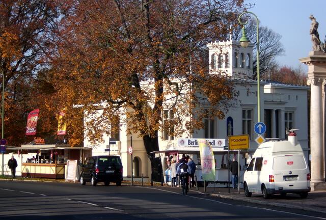 im Hintergrund die Villa Schöningen, rechts die letzte Säule der Kolonnaden der Glienicker Brücke