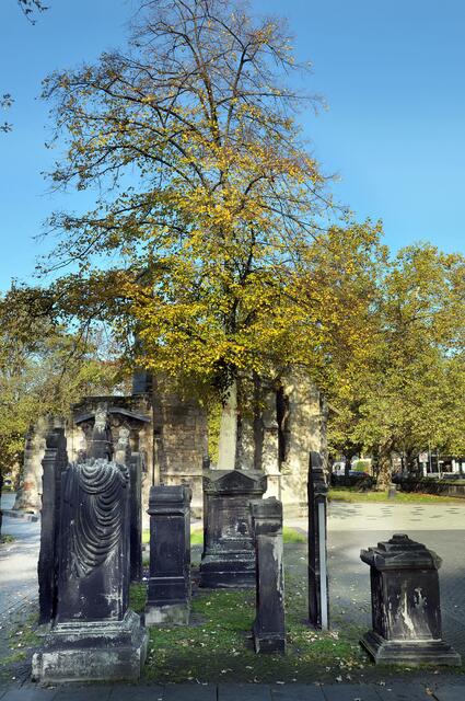 Grabsteine vom Nikolaifriedhof an der Kapellenruine