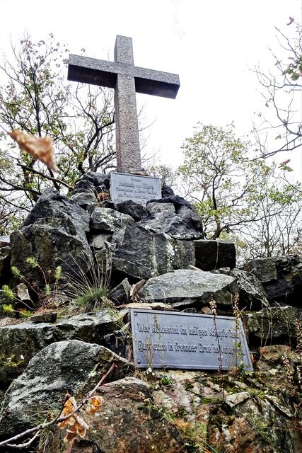 das Bibra - Kreuz mit seinen Gedenktafeln