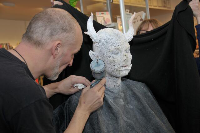 Bodypainting-Künstler Enrico Lein verwandelt Marlena