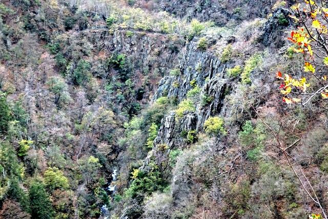 Blick in das Bodetal, der in der Mitte zu sehende Weg gehört zu dem, auf der andere Flussseite(rechts) befindlichen von Treseburg nach Thale führenden Harzer - Hexen - Stieg