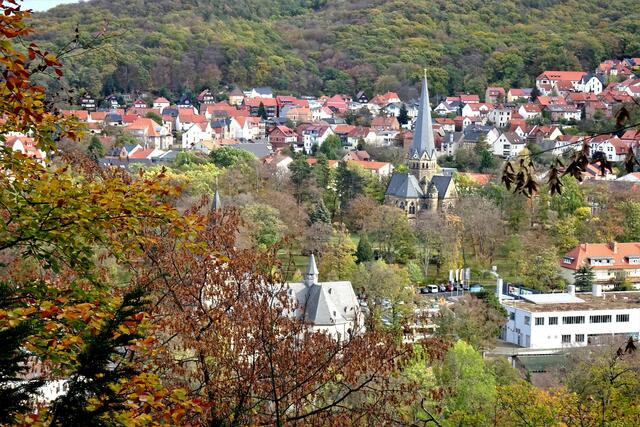 Blick vom Präsidentenweg auf Thale, in der Mitte die von dem Quedlinburger Paul Ochs entworfene St. Petri - Kirche. Sie wurde am 19.07.1907 eingeweiht.,