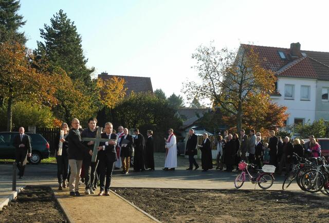 Die Prozession biegt in das neue Kirchen-Grundstück ein.