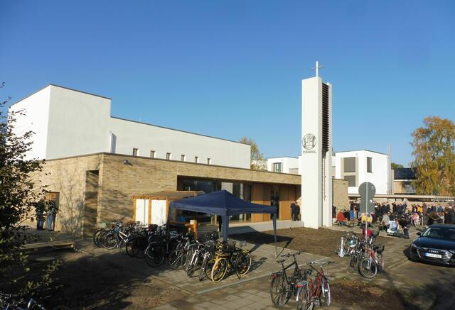 Nicht alle Besucher fanden Platz in der Kirche...