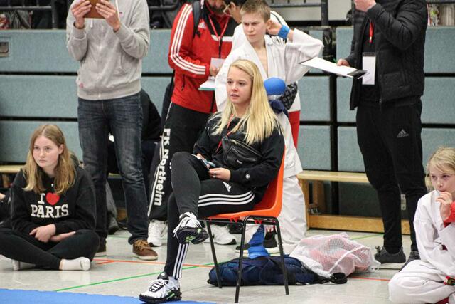 World-Cup-Medaillengewinnerin Jasmin Walther ist diesmal Coach am Mattenrand