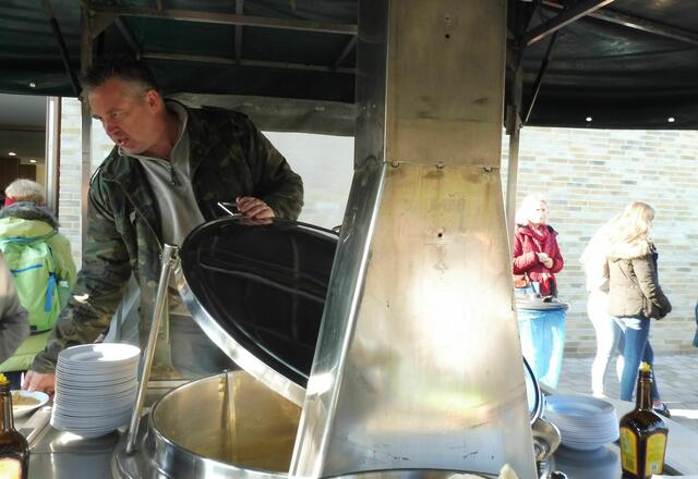 Hier gibt es 'was deftiges zu essen: Gulasch-Kanone "Suppen-Fred".