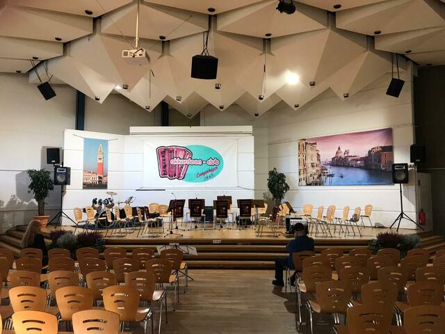 ...vor dem Konzert....die Bühne ist fertig...