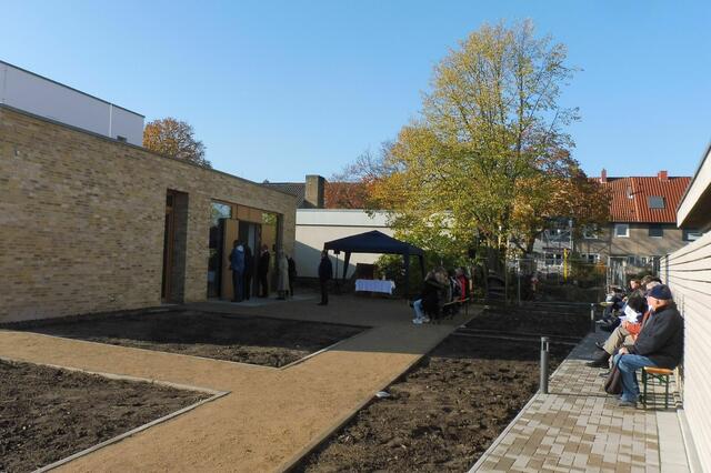... der Rest saß dank wärmender Sonnenstrahlen auf Bänken und hörte draußen dem Festgottesdienst zu.