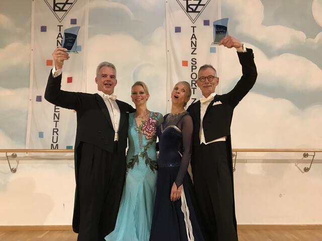 Stefan und Sabine Fischer sowie Hubert und Freya Troßmann, Sieger beim Neusässer Herbstpokal