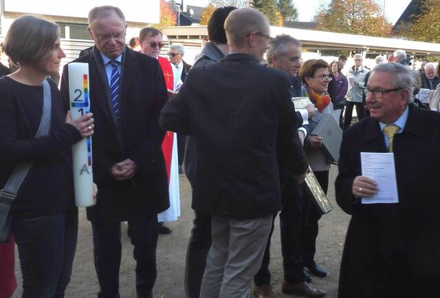 Prof. Andor Idsak huscht vor Ministerpräsident Stephan Weil in's Bild.