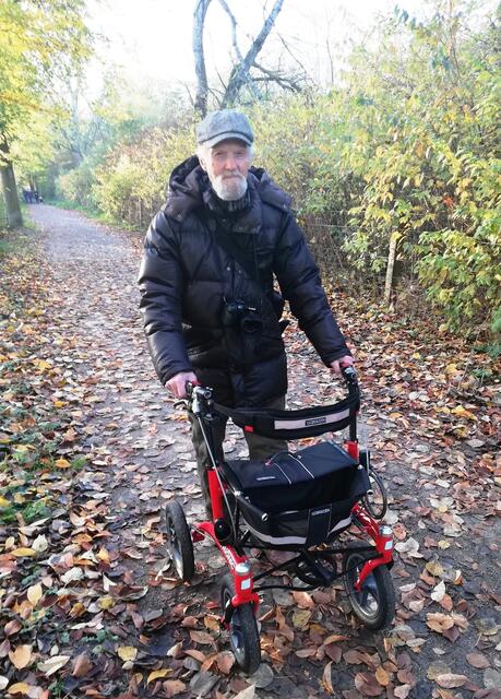 Mit geländegängigem Rollator über Stock und Stein.
